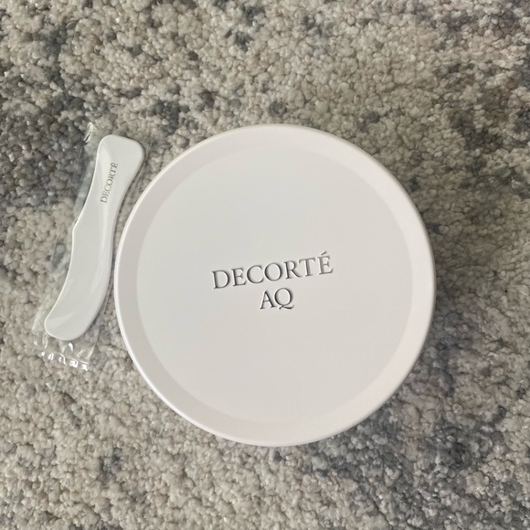 DECORTE AQ Treatment Body Cream - Picture 3 of 6